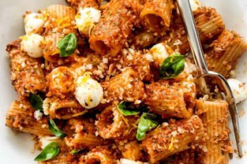 Pasta with Tomato Pesto and Garlicky Breadcrumbs 5 7 Easy recipe for delicious pasta with Tomato Pesto Garlicky Breadcrumbs everydaydeliciouskitchen.com