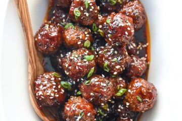 Spicy Sriracha Meatballs Made in the Slow Cooker 1 1 Slow Cooker Sriracha Meatballs everydaydeliciouskitchen.com 010